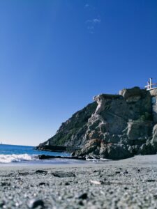 Veduta della spiaggia Fegina e statua del Gigante Nettuno