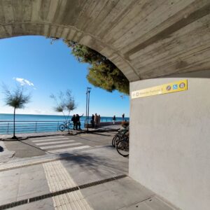 Uscita stazione , scorcio sulla spiaggia