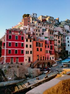 Case colorate a Rio Maggiore. Borgo sviluppato in alto con colori rossi, rosa , arancio.