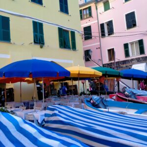 case, barche e ombrelloni colorati a Vernazza