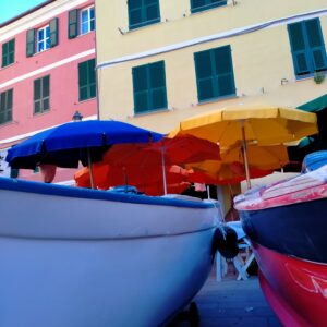 barche, case e ombrelloni colorati a Vernazza