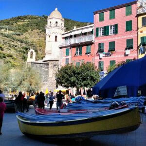 Piazzetta di Vernazza con barche e sullo sfondo la chiesa di Santa Margherita