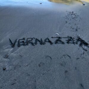 scritta Vernazza sulla spiaggia